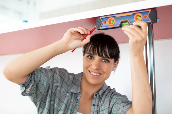 Woman Using Spirit Level Check Worktop —  Fotos de Stock