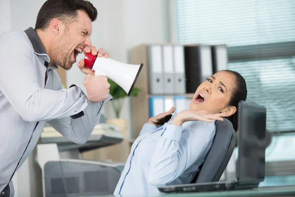 Office Manager Křičí Megafonem Zděšeného Zaměstnance — Stock fotografie