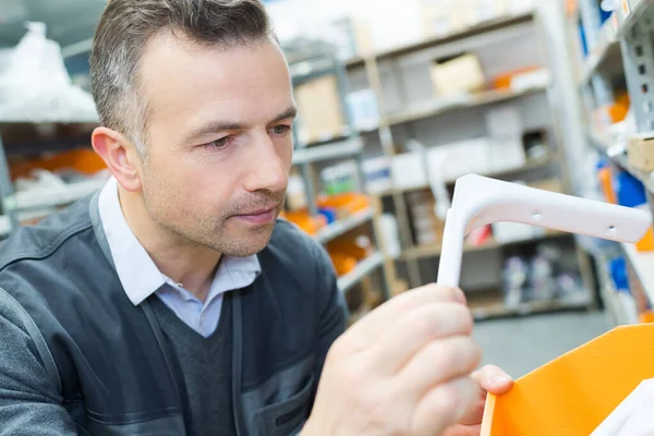 Manlig Arbetstagare Som Håller Hyllhållare — Stockfoto