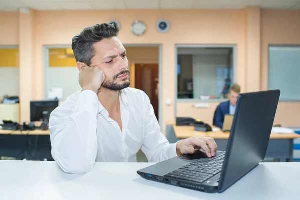 Man Browsing Laptop — Stok fotoğraf