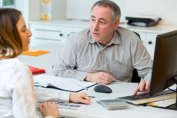 Twee Collega Bespreken Nieuw Project Samen Kantoor — Stockfoto