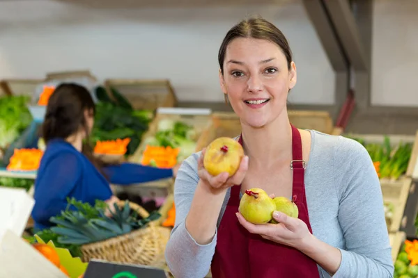 Vendedor Femenino Ayudar Cliente Comprar Fruta Fresca —  Fotos de Stock