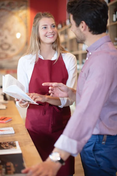 Young Woman Seller Advising Male Client Wine Store — Stockfoto