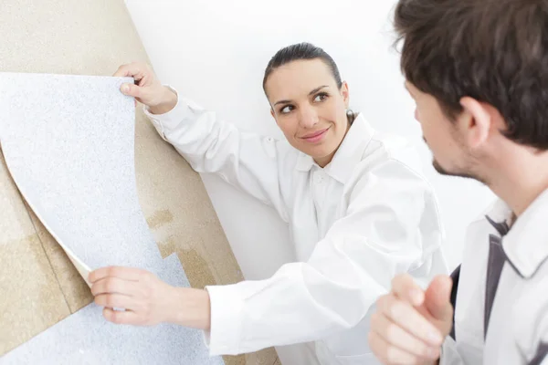 Professionellt Dekorationsteam Diskuterar Väggbeklädnad — Stockfoto