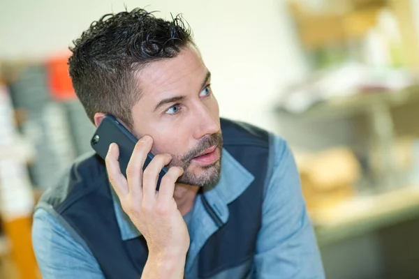 Jovem Supervisor Sexo Masculino Usando Telefone Celular Armazém — Fotografia de Stock