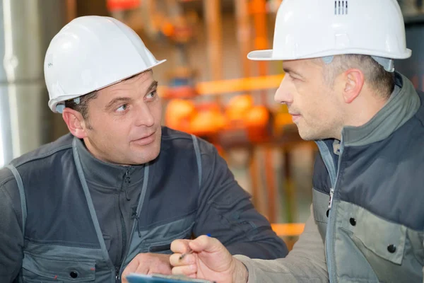 Two Industrial Workers Discussion — Stockfoto