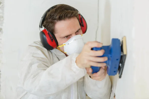 Man Sanding Wall Power Sander — стоковое фото