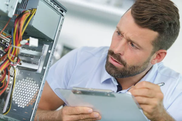 Mannelijke Technicus Controleren Van Toestand Van Een Oude — Stockfoto