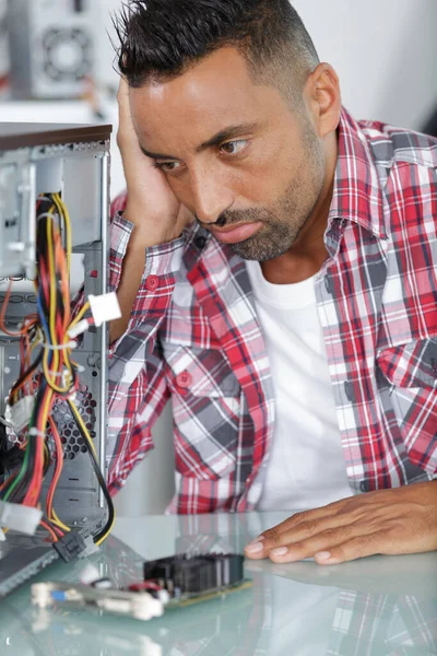 Frustrujący Mężczyzna Obok Zepsutego Komputera — Zdjęcie stockowe