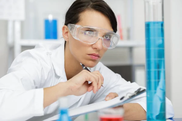 Female Lab Working Checking Results — Fotografia de Stock