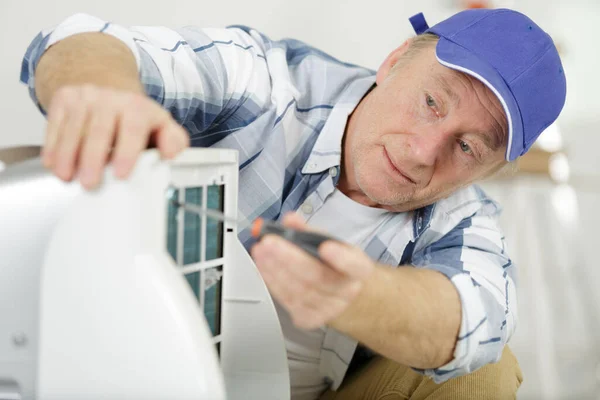 Homem Sênior Usando Chave Fenda Aparelho Elétrico — Fotografia de Stock