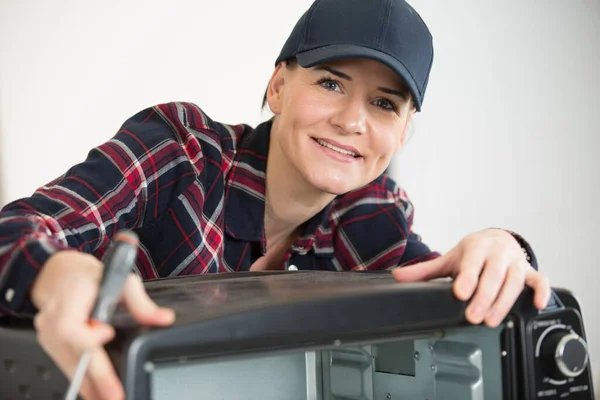 Técnica Feminina Trabalhando Fogão Elétrico — Fotografia de Stock