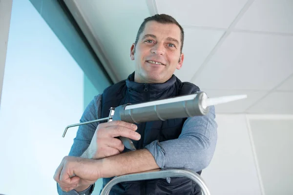 Homem Feliz Com Selante Silicone Calafetagem Arma Mão — Fotografia de Stock