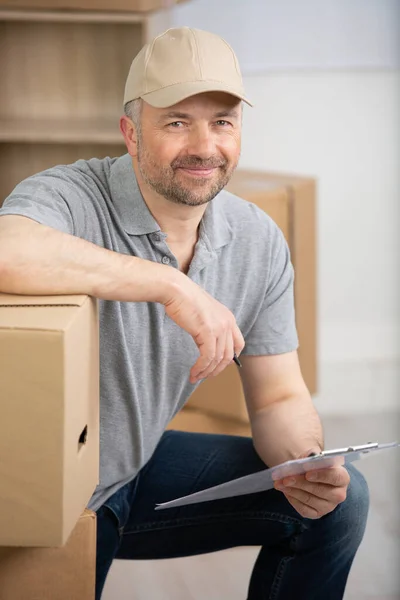 Glad Leverans Man Med Lådor Och Urklipp — Stockfoto