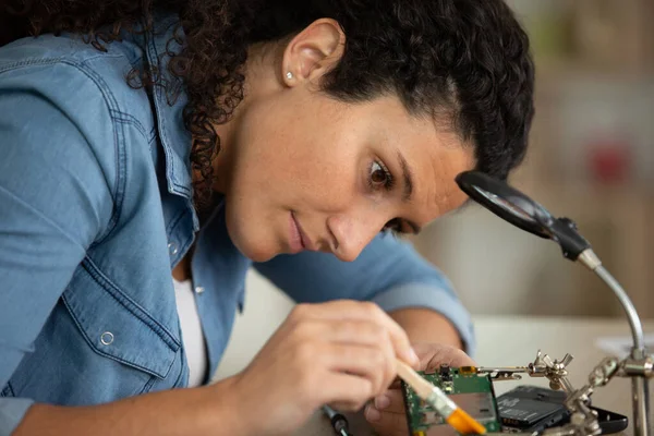 Young Attractive Female Digital Electronic Device Repair — ストック写真