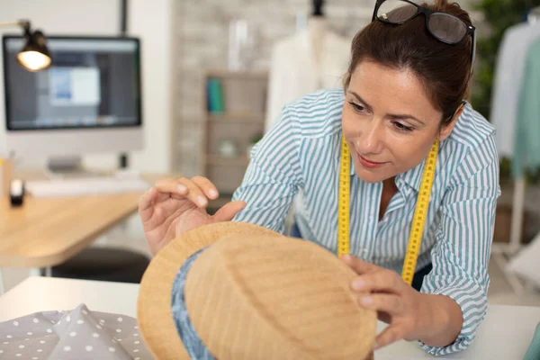 Sombrerero Trabajando Diseño Estudio — Foto de Stock