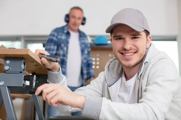 Aprendiz Feliz Trabajando Estudio — Foto de Stock