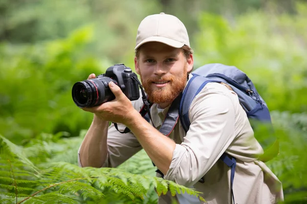 Fotógrafo Masculino Usando Câmera Campo — Fotografia de Stock