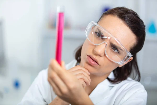 Cientista Feminino Que Trabalha Laboratório Com Tubos Ensaio — Fotografia de Stock