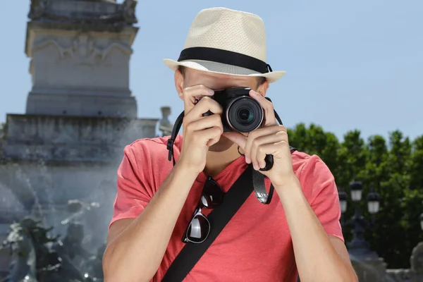 Young Man Takes Pictures — Stock Photo, Image