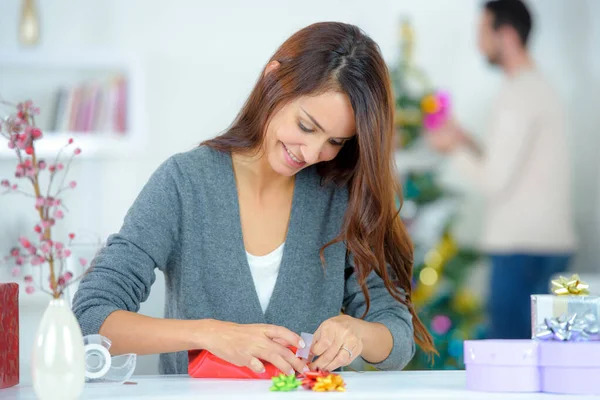 Lady Packing Christmas Presents — Stockfoto