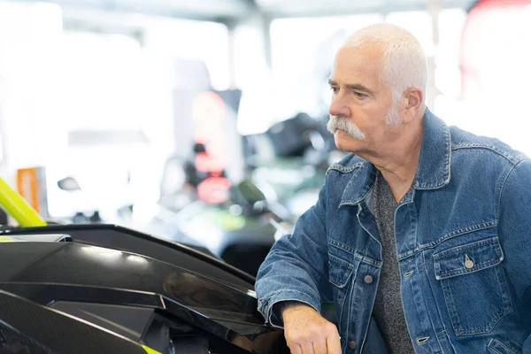 Homem Testando Motocicleta Showroom — Fotografia de Stock