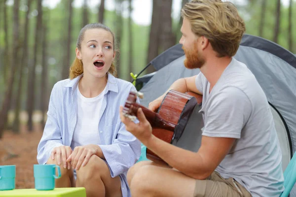 Gitar Çalan Adam Çadırlarında Şarkı Söyleyen Kadın — Stok fotoğraf