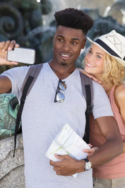 Happy Couple Vacation Taking Selfie City Street — Stock Photo, Image