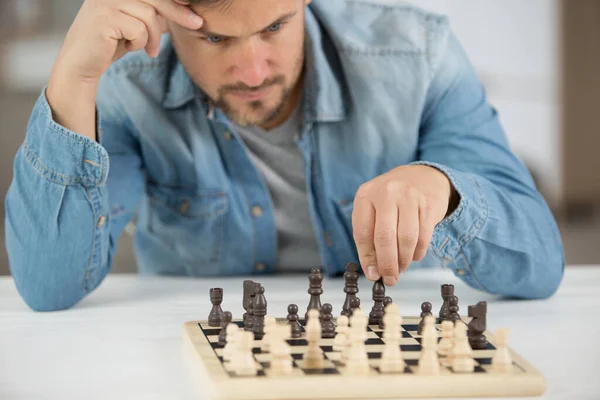 Homme Jouant Aux Échecs Maison — Photo