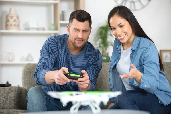 年轻夫妇玩电子游戏回家 — 图库照片