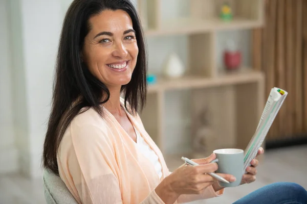 Glad Ung Kvinna Dricker Kaffe — Stockfoto