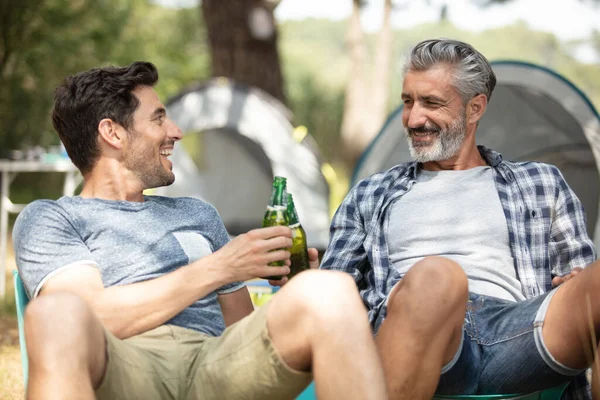 Two Men Having Beer Picnic — Stockfoto