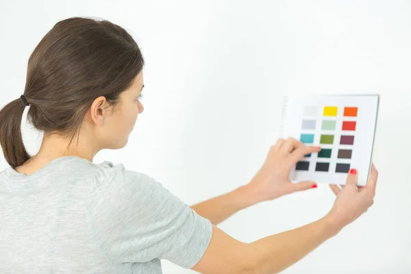 Rear View Woman Choosing Colour Painting Room — 스톡 사진