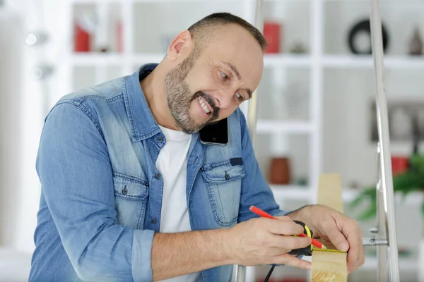 Cheerful Woodworker Having Conversation Smartphone — Zdjęcie stockowe