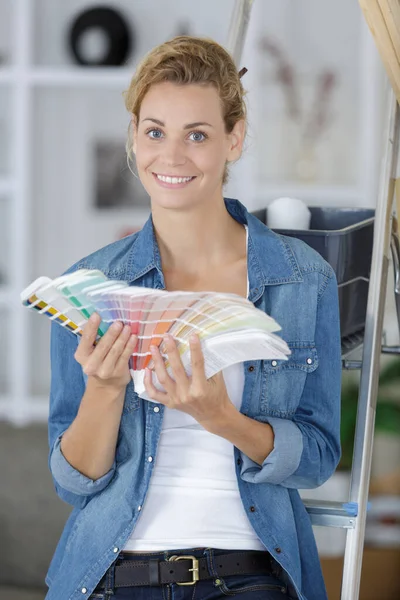 具有住宅平面图和色彩采样器的女设计师 — 图库照片