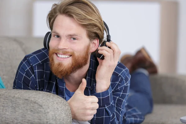 Happy Man Headphones — Stockfoto