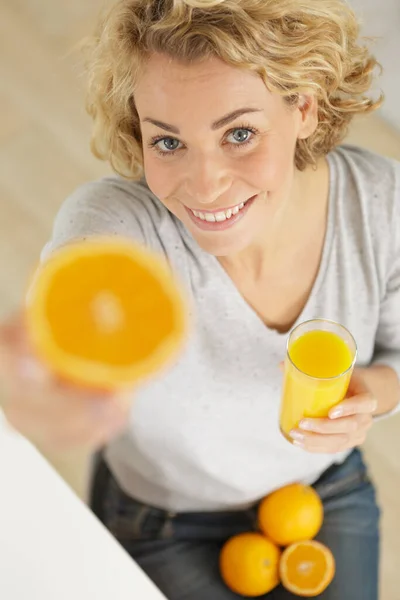 Jonge Vrouw Tonen Sinaasappels Naar Camera — Stockfoto