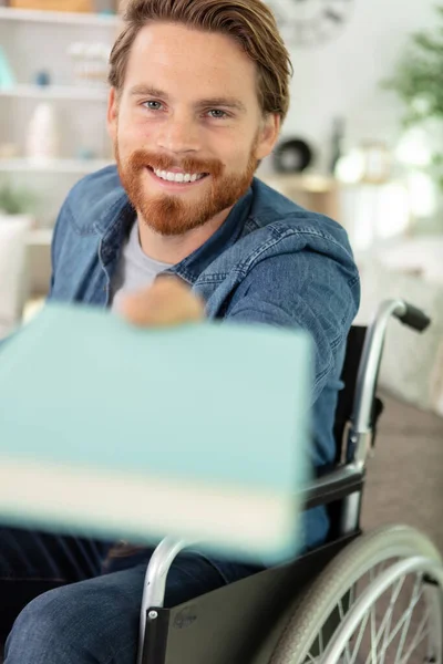 Jovem Alegre Cadeira Rodas Passando Livro — Fotografia de Stock