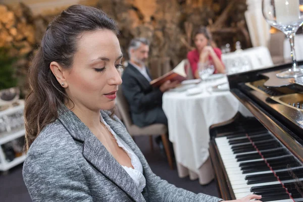 Romantic Girl Playing Old Piano Chic Restaurant — Fotografia de Stock