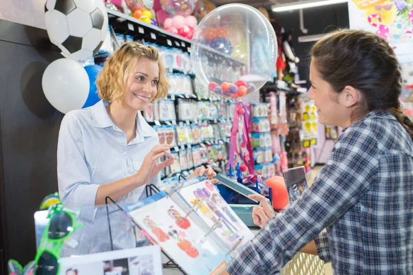 Compras Artículos Celebración Cumpleaños —  Fotos de Stock