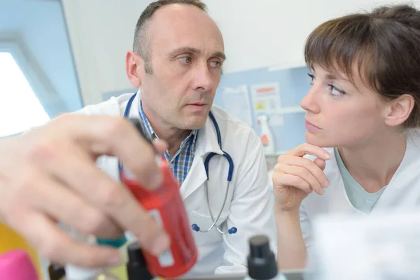 Porträt Von Arzt Und Krankenschwester Bei Der Arbeit Krankenhaus — Stockfoto