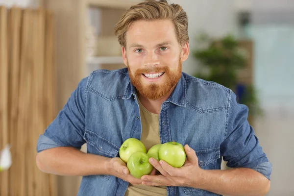 Een Man Met Appelfruit — Stockfoto