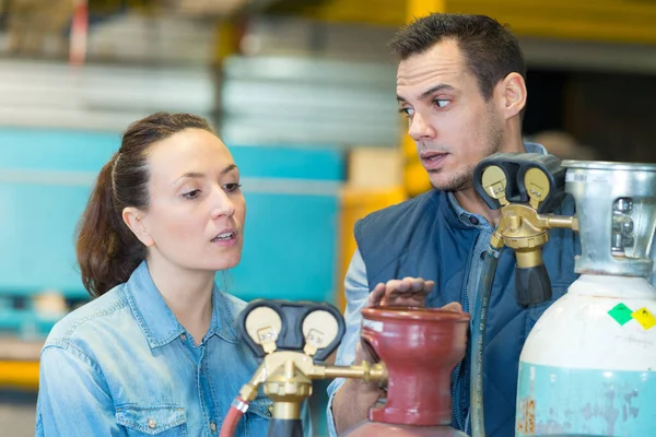 Werknemers Bespreken Naast Zuurstof Cilinders — Stockfoto