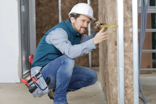 Tradesman Measuring Insulated Partition Wall — 스톡 사진