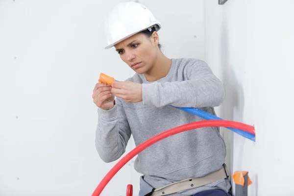 Eletricista Fêmea Instalar Uma Tomada Parede — Fotografia de Stock