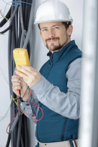 Elektriker Mätspänning Kabel Taket Inomhus — Stockfoto