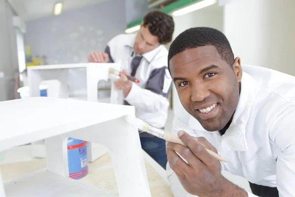 Pittori Maschi Uniforme Che Lavorano Chiuso — Foto Stock