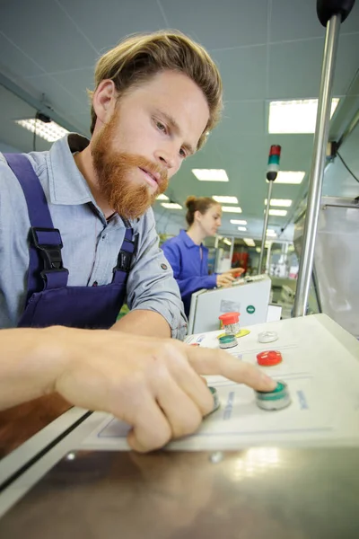 Ingenieur Inspiziert Maschinen Fabrik — Stockfoto