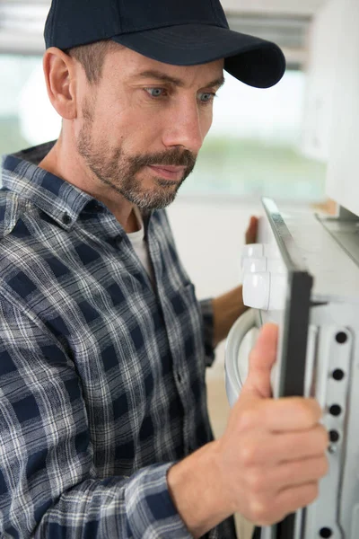 Ritratto Dell Uomo Montaggio Forno Nuovo — Foto Stock