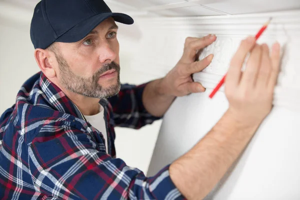 Decorador Medición Cornisa Pared — Foto de Stock